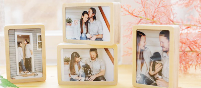 4つのフォトフレームにカップルの写真が飾られている写真
